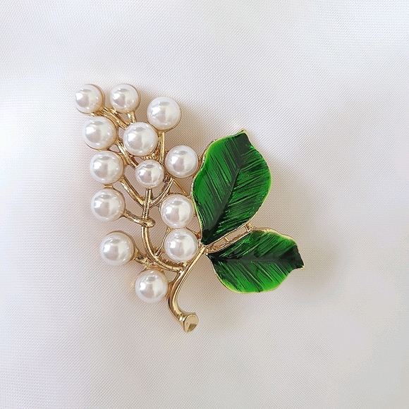 Cluster of Pearl Grapes Brooch Pin NWT - Picture 2 of 4